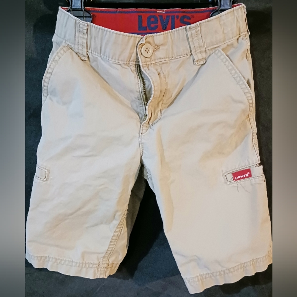 Levi's Boy's size 7 tan shorts